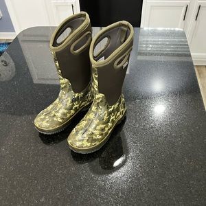 Big Boys Bogs Size 5